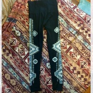 Flattering M Rena southwest pattern leggings
